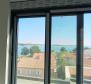 Квартира в новостройке с большой террасой в 100 м от моря в Медулине, панорамный вид на море - фото 14