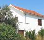 Detached house 110 m from the sea, with terrace and sea view on Ciovo, Mavarstica area 