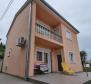 Дом в Нови Винодолски по доступной цене в 400 метрах от моря 