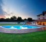 Villa spacieuse avec piscine dans la région de Rovinj, à 8 km de la mer - pic 2