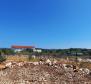 Ruine auf einem 3296 m² großen Ackerland in der Gegend von Rovinj 