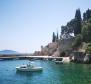 Wunderschöne erste Steinvillenreihe in der Gegend von Dubrovnik neben dem Pier und dem wunderschönen Strand - foto 9