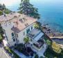 Apartment in der ersten Reihe zum Meer in Lovran, gesamte Etage in einer gepflegten historischen Villa mit Zugang zum Meer und Garten 