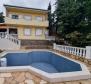 Villa avec piscine, première rangée de mer à Smokvica, région de Novi Vinodolski 