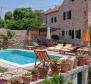 Krásná kamenná vila s bazénem na romantickém levandulovém ostrově Hvar 