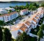 Egy hálószobás apartman kerttel egy luxus üdülőhelyen 100 m-re a tengertől Zadar közelében! 