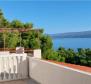 Haus mit drei Wohnungen mit Garage, Terrassen und fantastischem Meerblick an der Riviera von Omis, nur 60 Meter vom Meer entfernt 