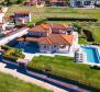Belle villa de luxe avec piscine à Kastelir, région de Porec 
