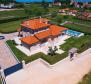 Belle villa de luxe avec piscine à Kastelir, région de Porec - pic 49