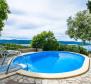 Belle villa dalmate en pierre avec piscine et vue sur la mer dans la région de Klek 