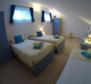 Apart-dům s bazénem na Čiovo u Trogiru na prodej, 20 metrů od pláže - pic 9