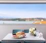 Bájos, két hálószobás apartman tengerre néző kilátással a Soline-öbölben, Krk szigetén 