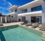 Außergewöhnliche moderne Maisonette-Villa mit Pool auf der Insel Pag (Halbinsel) 