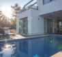 Modern villa fedett és szabadtéri medencékkel a Ciovo-félszigeten - pic 21
