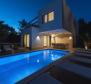 Modern villa fedett és szabadtéri medencékkel a Ciovo-félszigeten - pic 25