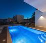 Modern villa fedett és szabadtéri medencékkel a Ciovo-félszigeten - pic 27