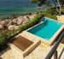 Jedinečná nemovitost se dvěma bazény v první linii k moři v Supetaru na ostrově Brač - pic 2
