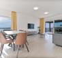Új apartmanok Sevidben, exkluzív rezidenciában medencével a tenger mellett, 100 méterre a strandtól - pic 35