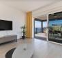 Új apartmanok Sevidben, exkluzív rezidenciában medencével a tenger mellett, 100 méterre a strandtól - pic 36