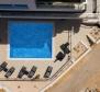 Luxusní vila s bazénem 40 m od moře v oblasti Ražanj nedaleko Rogoznice, s bójí nabízenou k prodeji! - pic 10