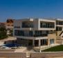 Luxusní vila s bazénem 40 m od moře v oblasti Ražanj nedaleko Rogoznice, s bójí nabízenou k prodeji! - pic 14