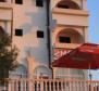 Tökéletes szálloda, mindössze 50 méterre a tengertől Zadar környékén, étteremmel és fitneszteremmel - pic 27