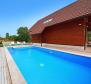 Villa medencével, szaunával és kerttel vonzó helyen Begovo Razdoljében - pic 2