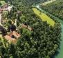 Большой земельный участок городского типа в Разлоге, Делнице, на берегу реки Купа, площадью более 7 га. 