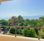 Csúcsminőségű, bútorozható apartman panorámás kilátással és közel a tengerhez Lovranban - pic 4
