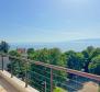 Csúcsminőségű, bútorozható apartman panorámás kilátással és közel a tengerhez Lovranban - pic 15