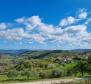 Fantastique domaine à Buzet comprenant 4 immeubles résidentiels et un immeuble d'affaires-résidentiel, vue dégagée sur la nature et le lac 