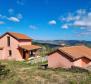 Fantastique domaine à Buzet comprenant 4 immeubles résidentiels et un immeuble d'affaires-résidentiel, vue dégagée sur la nature et le lac - pic 4