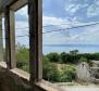 House for renovation on Omis riviera, 500m from the sea - pic 8