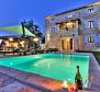 Wunderschönes Haus in Umag, Schönheit aus Stein mit Swimmingpool 