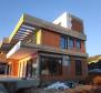 Dva moderní domy ve výstavbě v druhé řadě k moři ve Staré Novalji, Pag 