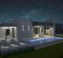 Maison moderne de plain-pied avec piscine à Tinjan en construction - pic 3