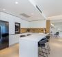 Fantastique villa en bord de mer d'architecture moderne sur la Riviera de Karlobag avec piscines intérieure et extérieure ! - pic 31