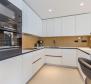 Fantastique villa en bord de mer d'architecture moderne sur la Riviera de Karlobag avec piscines intérieure et extérieure ! - pic 32