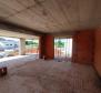 Villa Labin-Rabac régióban épül, modern luxusvillák körül - pic 5