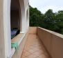 Beeindruckendes Haus mit 4 Wohnungen zum Verkauf in Matulji, über Opatija auf 3740 qm. vom Land! - foto 15