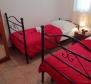 Nagyszerű turisztikai ingatlan Ciovo-n, mindössze 200 méterre a tengertől, 5 apartman - pic 11