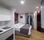Moderní apart-vila se 4 apartmány jen 50 metrů od moře - pic 10