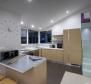 Moderní apart-vila se 4 apartmány jen 50 metrů od moře - pic 15