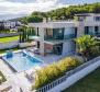 Kiemelkedő új, ultramodern tengerparti villa Medulinban, közvetlenül a vitorláskikötőkkel szemben - pic 2