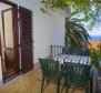 Propriété de deux appartements à Baska Voda avec une vue magnifique sur la mer, à seulement 50 mètres de la mer - pic 14