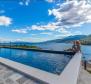 Un palais de 1ère ligne récemment rénové à Opatija avec piscine propose des appartements à vendre - pic 2