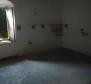 Zlevněné! Investiční nemovitost - dům k rekonstrukci v Kaštel Stari! - pic 8