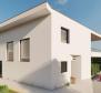 Moderní vila s bazénem v Malinska-Dubašnica pouhých 150 metrů od moře - pic 4