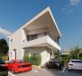 Moderní vila s bazénem v Malinska-Dubašnica pouhých 150 metrů od moře - pic 5