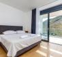 Elegantní moderní vila v Zrnovici u Splitu na 3700 m2. ze země - pic 21 Elegantní moderní vila v Zrnovici u Splitu na 3700 m2. ze země - pic 21